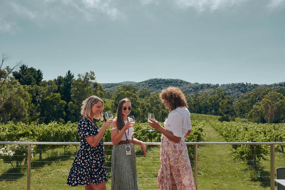 Les invités dégustent du vin