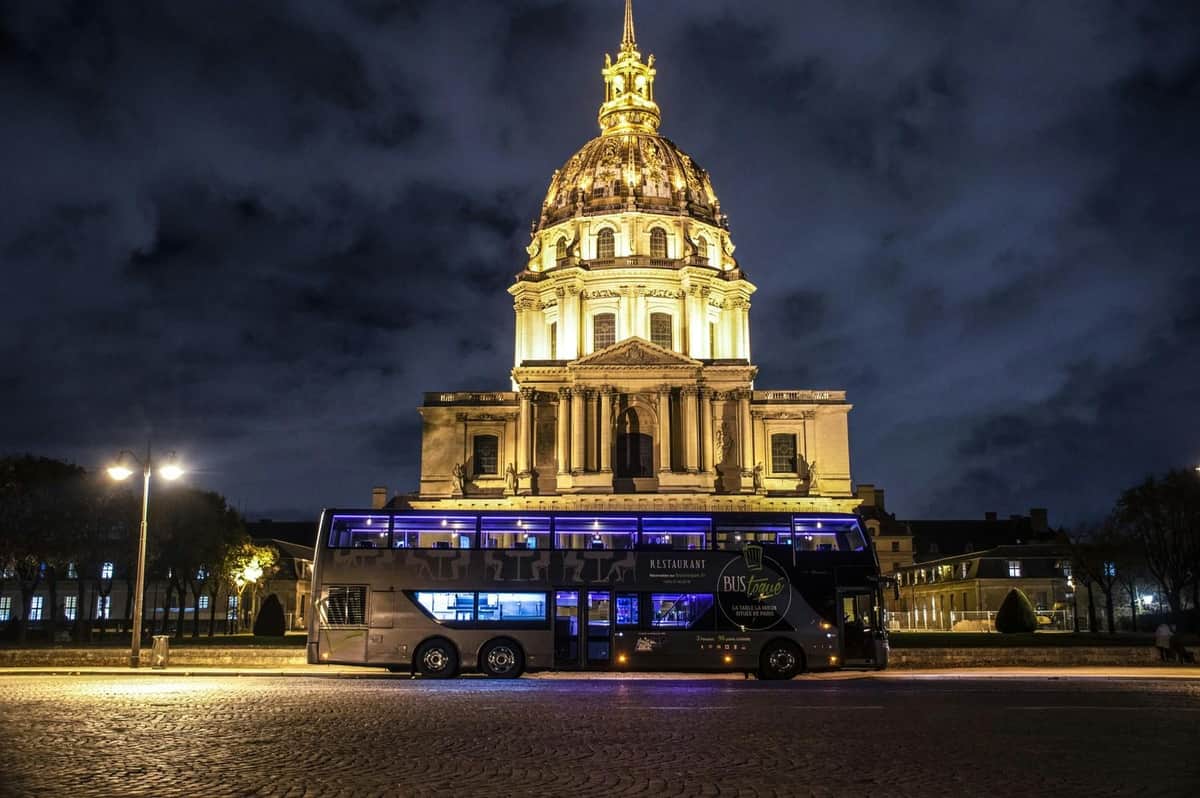 Bus Toqué Paris : Dîner 5 plats The Bus Toqué Champs-Elysées in front of the Invalides in Paris