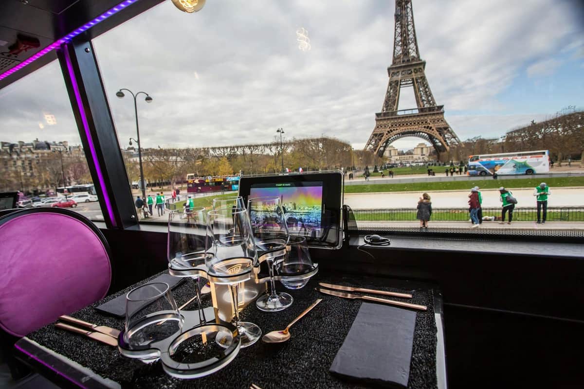 Bus Toqué Paris : Visite-déjeuner Le Bus Toqué Champs-Elysées devant le Champ-de-Mars à Paris