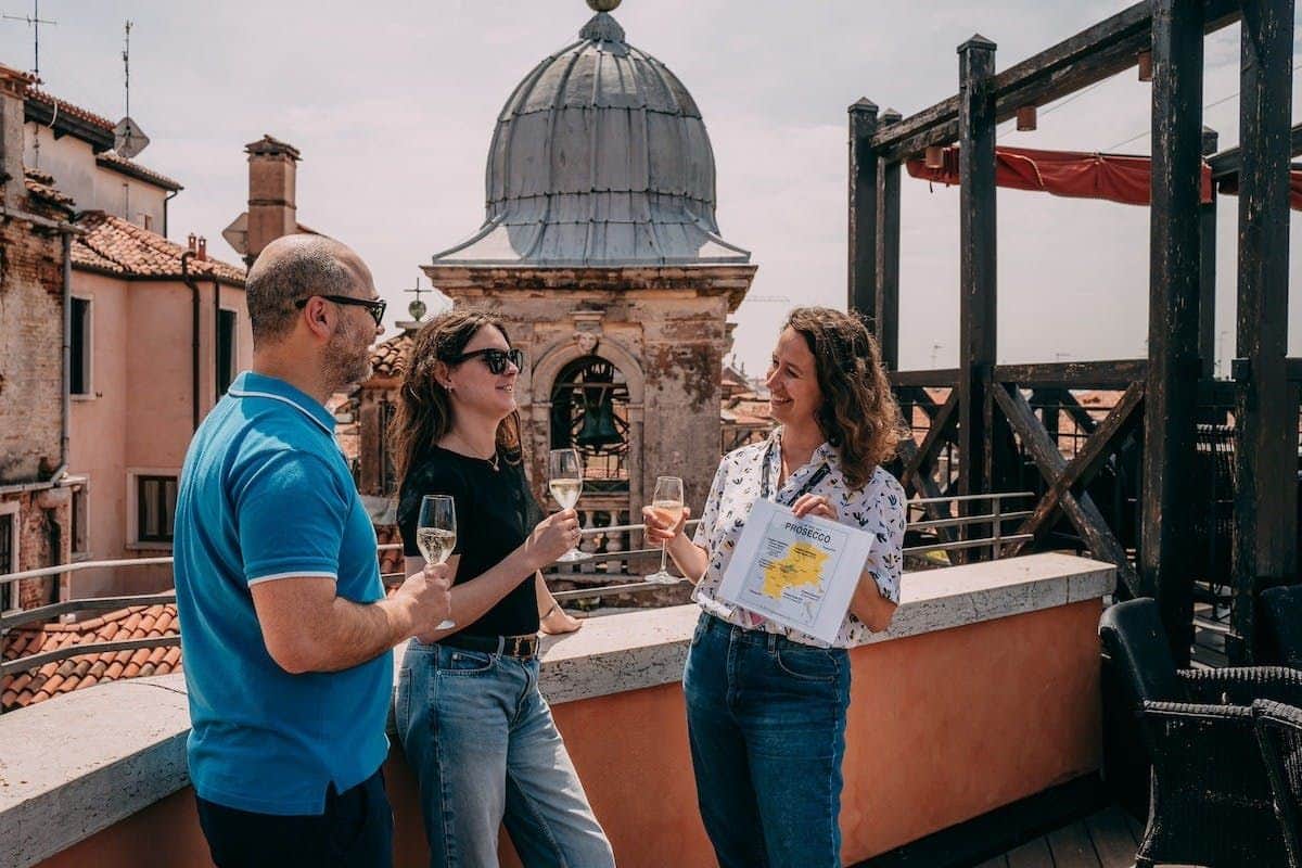 Dégustation de prosecco sur le toit de l'hôtel