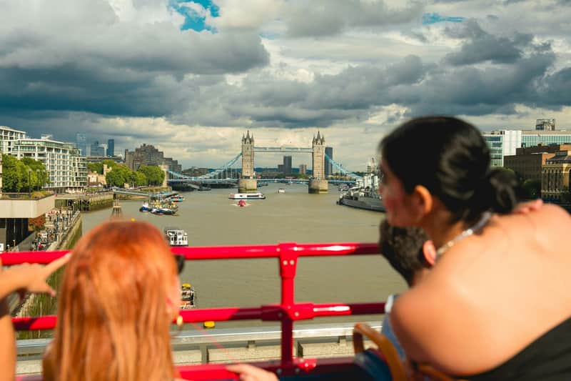 Londres : Aller-retour Uber Boat & 1-Day Bus Hop-on Hop-off Pass